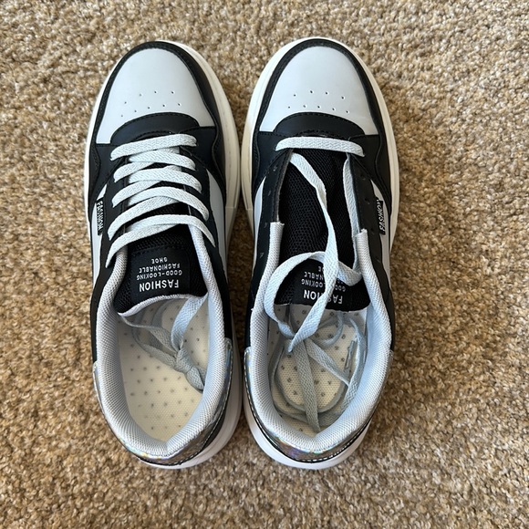 Black and White Ladies Sneakers Tennis Shoes EU Size 41 US Size 10 NWT - Picture 6 of 9